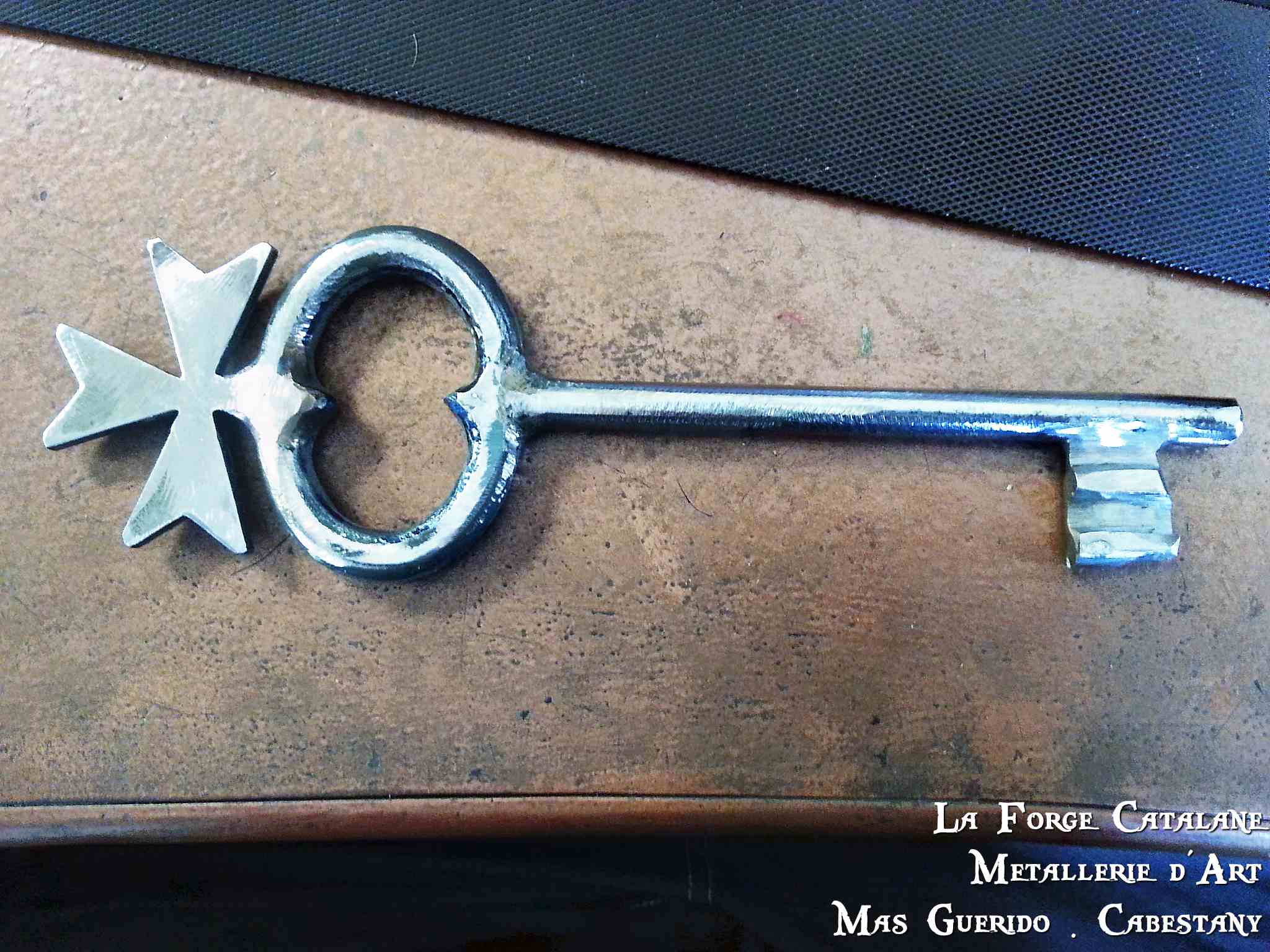 cle a l ancienne croix occitane fer Forge Catalane Cabestany.jpg